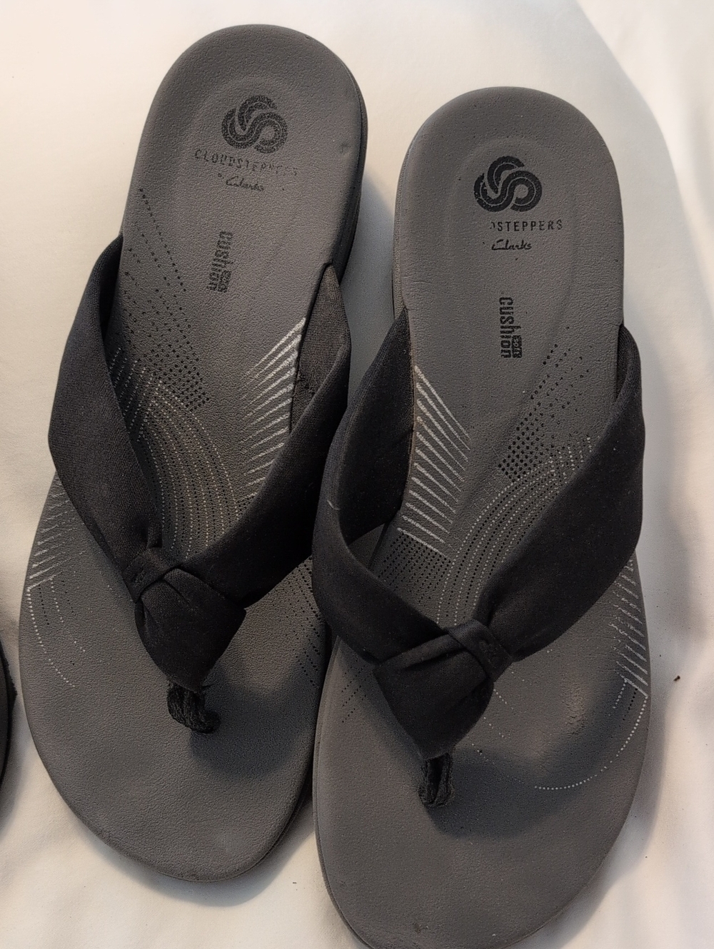 3 pair - 1 Clarks Beige Woven Crisscross Slide Sandals & 2 Black Casual Sandals - Picture 4 of 7